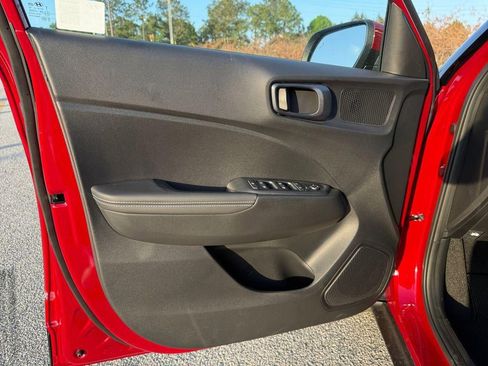 New 2025 Hyundai Venue Limited image 32