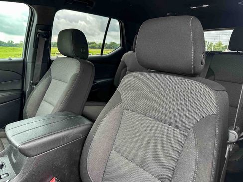 Used 2022 Chevrolet Traverse LT FWD image 14