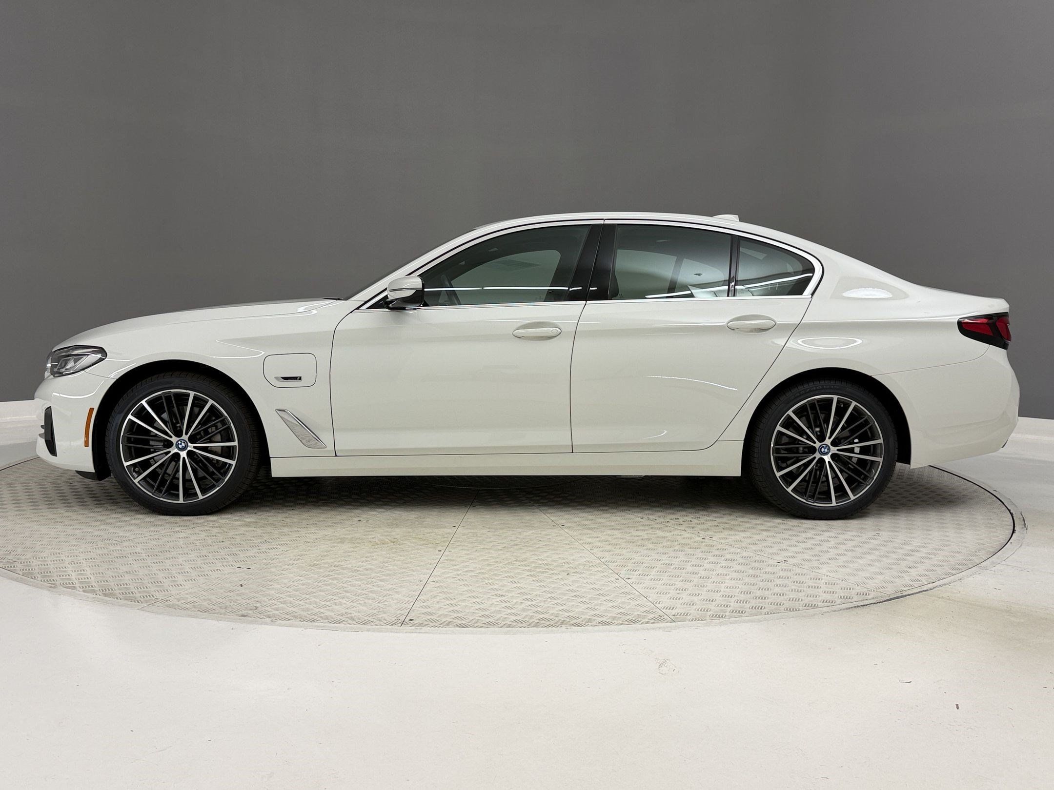 Certified 2023 BMW 530e w/ Convenience Package RWD image 2