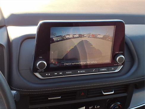 Used 2023 Nissan Rogue SV image 4