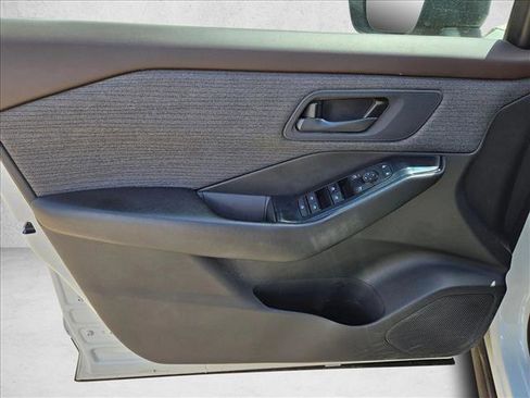 Used 2023 Nissan Rogue S image 11