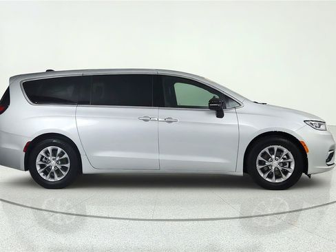 Used 2026 Chrysler Pacifica Limited FWD image 4