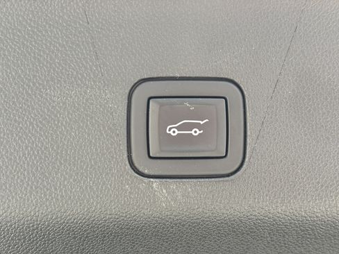 Used 2025 GMC Yukon XL Denali AWD/4WD image 11