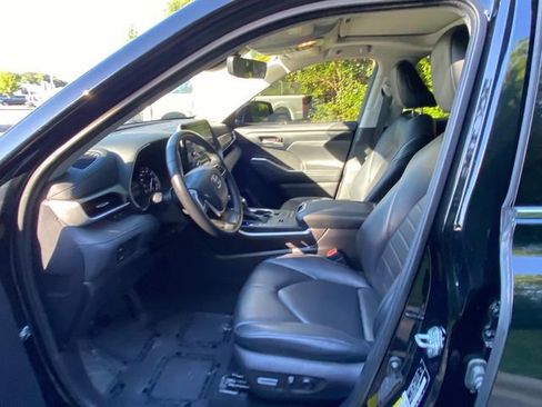 Used 2022 Toyota Highlander XLE FWD image 13