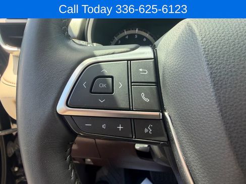Used 2020 Toyota Highlander XLE FWD image 19