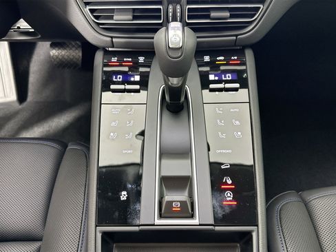 Certified 2025 Porsche Macan image 24