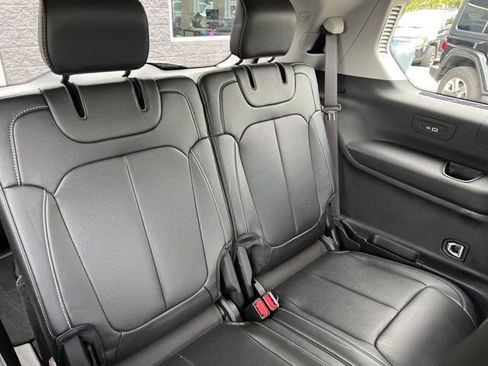 Used 2023 Jeep Grand Cherokee L Limited w/ Luxury Tech Group II AWD/4WD image 12