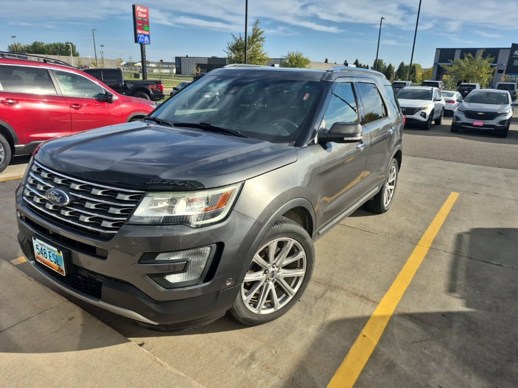 Used 2017 Ford Explorer Limited w/ Equipment Group 301A AWD/4WD image 3