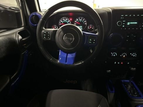 Used 2015 Jeep Wrangler Unlimited Sahara w/ Connectivity Group AWD/4WD image 11