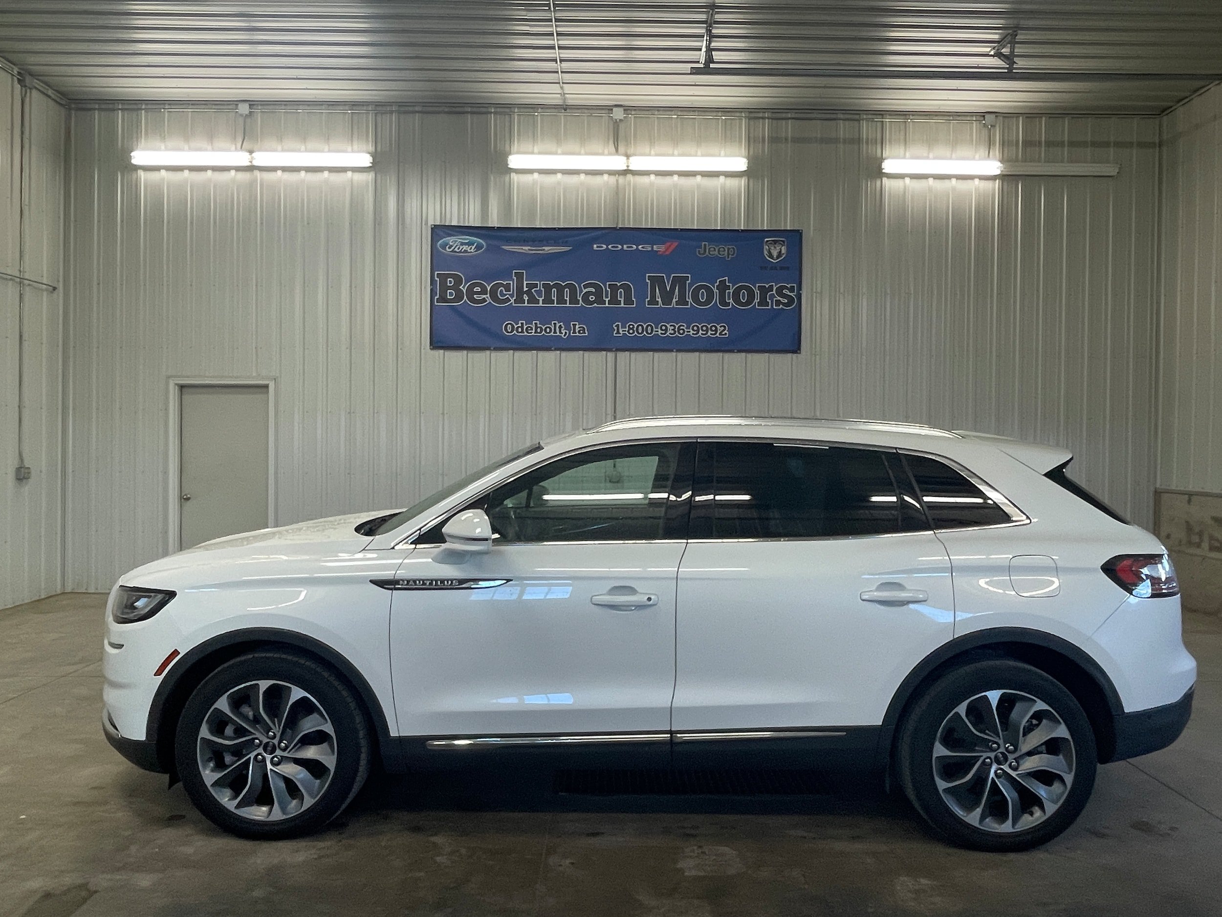 Used 2023 Lincoln Nautilus Reserve AWD/4WD image 2