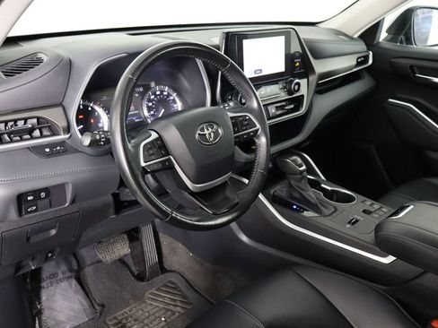 Used 2023 Toyota Highlander XLE FWD image 27