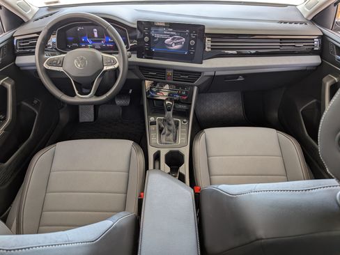 Used 2025 Volkswagen Jetta SE w/ Sunroof Package FWD image 23