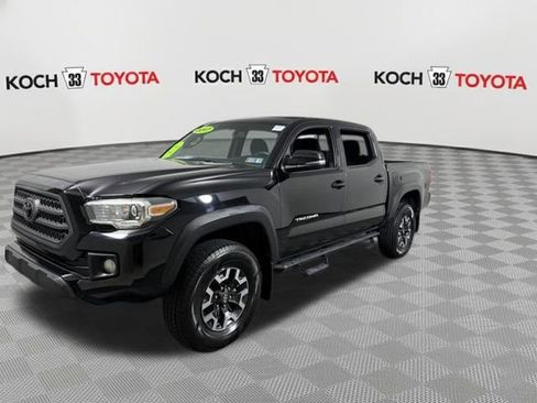 Used 2017 Toyota Tacoma TRD Off-Road image 3