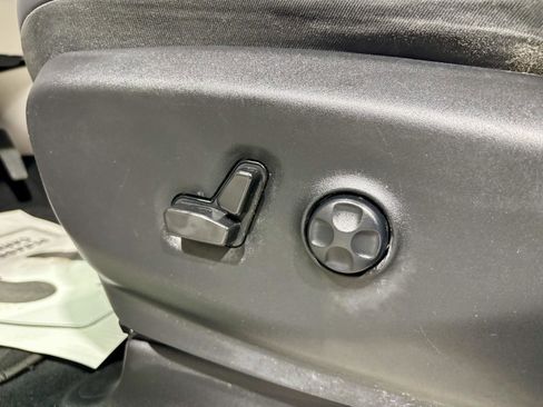 Used 2023 Chrysler Pacifica Touring-L FWD image 19
