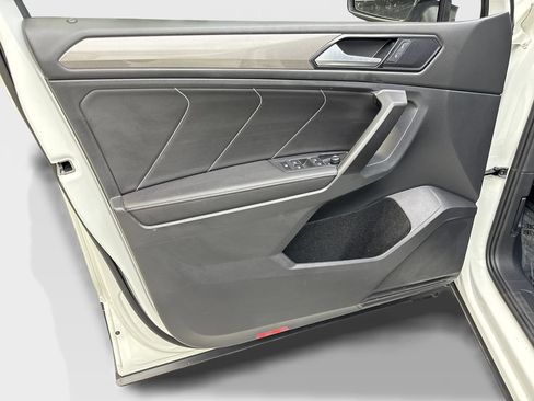 Used 2023 Volkswagen Tiguan SE w/ Panoramic Sunroof Package FWD image 30