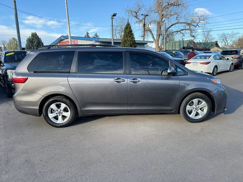 Used 2018 Toyota Sienna LE FWD image 10