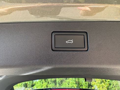 New 2025 Volkswagen Tiguan SE R-Line image 17