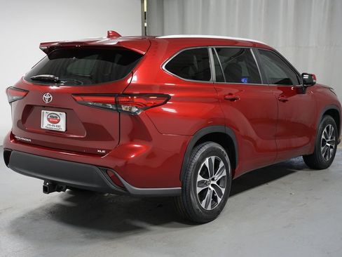 Certified 2023 Toyota Highlander XLE image 8