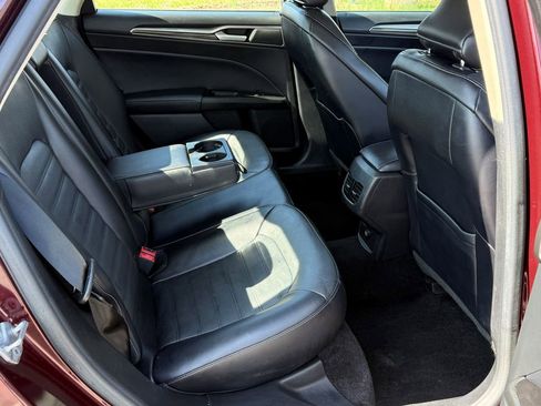 Used 2017 Ford Fusion SE w/ Fusion SE Technology Package image 12