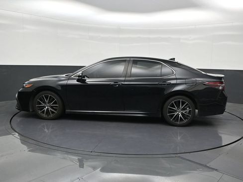 Used 2022 Toyota Camry SE w/ Audio Upgrade Package FWD image 2