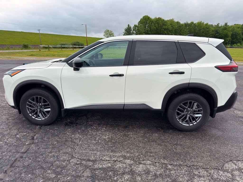 Used 2023 Nissan Rogue S AWD/4WD image 15
