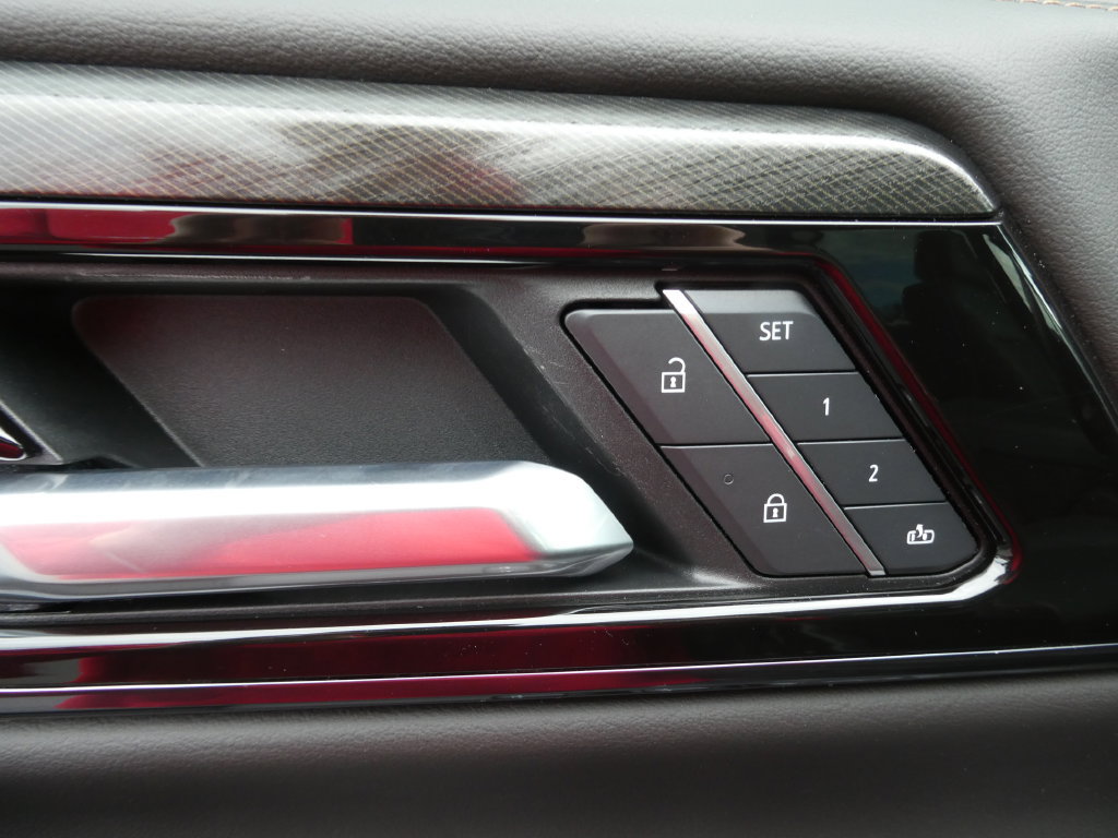 Certified 2025 GMC Yukon XL AT4 w/ AT4 Premium Package AWD/4WD image 30
