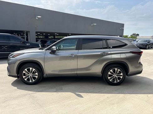 Used 2025 Toyota Highlander XLE FWD image 9