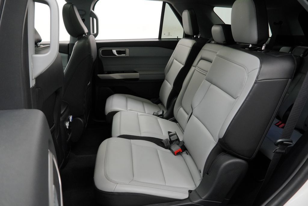 Used 2021 Ford Explorer XLT w/ Equipment Group 202A AWD/4WD image 14