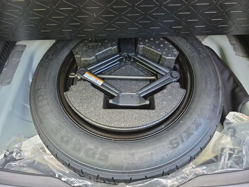 Used 2025 Toyota RAV4 XLE AWD/4WD image 32