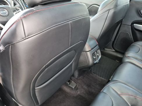 Used 2017 Jeep Cherokee Trailhawk AWD/4WD image 18