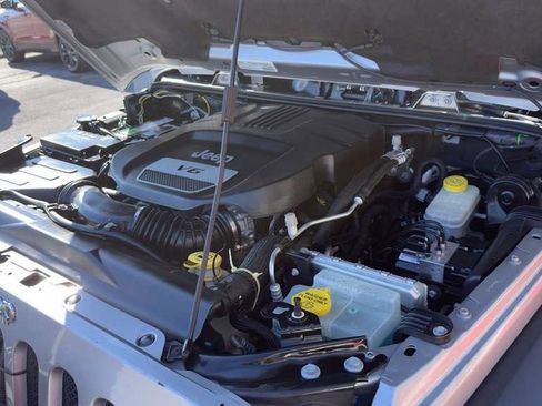 Used 2018 Jeep Wrangler Unlimited Rubicon w/ Connectivity Group image 37