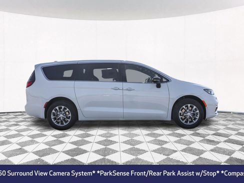 New 2026 Chrysler Pacifica Select image 9