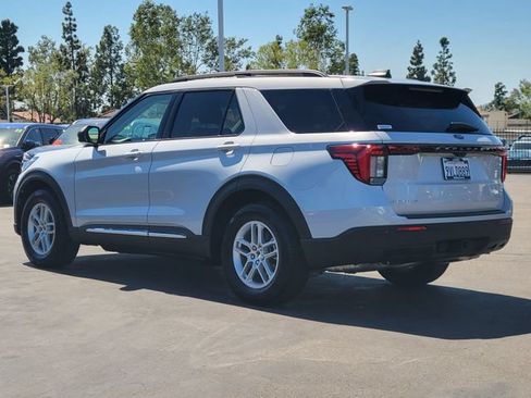 Used 2025 Ford Explorer Active RWD image 2