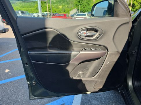 Used 2019 Jeep Cherokee Limited AWD/4WD image 16