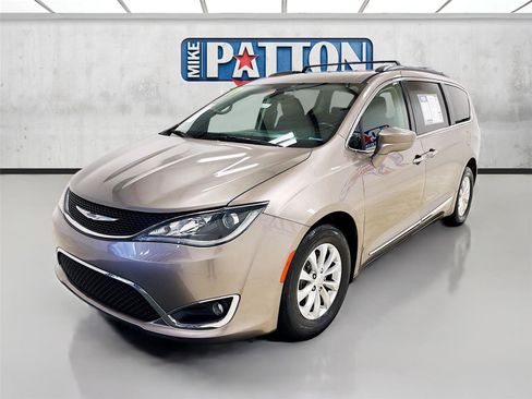 Used 2017 Chrysler Pacifica Touring-L image 3