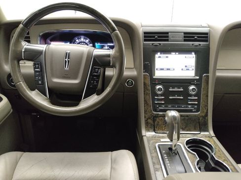 Used 2016 Lincoln Navigator Select image 22