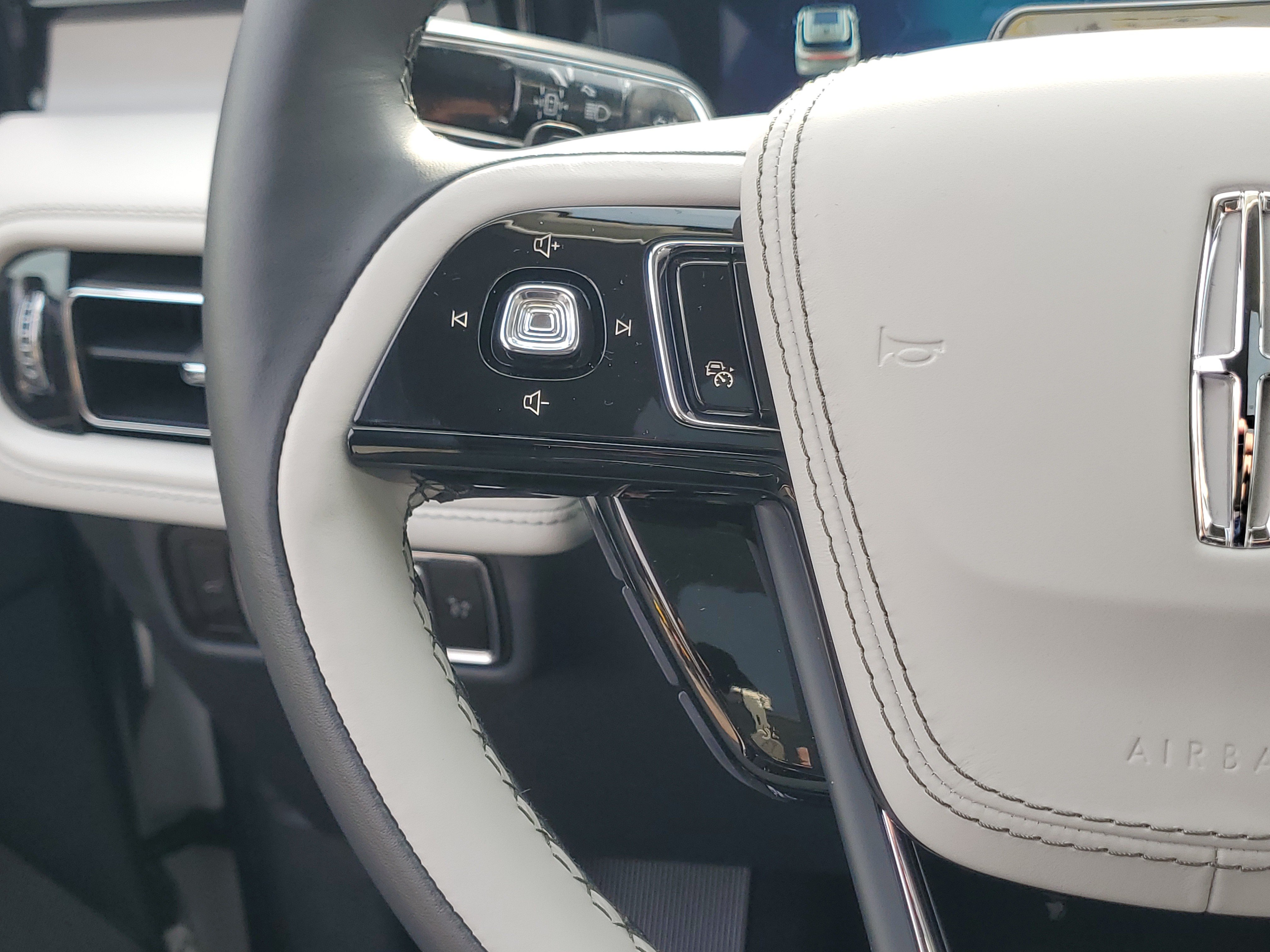 New 2027 Lincoln Aviator Reserve w/ Jet Appearance Package AWD/4WD image 16