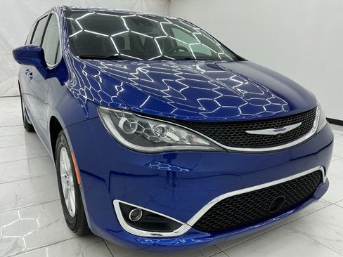 Used 2020 Chrysler Pacifica Touring w/ Advanced Safetytec Group FWD image 3