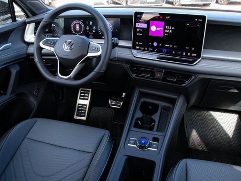 New 2026 Volkswagen Tiguan SE R-Line FWD image 23