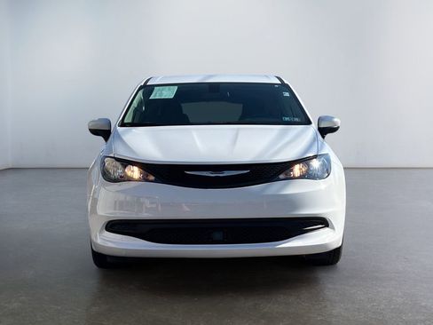 Used 2022 Chrysler Voyager LX image 3