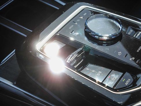 Certified 2025 BMW i7 eDrive50 w/ Premium Package image 19