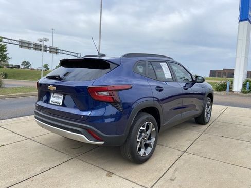 Used 2024 Chevrolet Trax LT w/ Driver Confidence Package FWD image 11