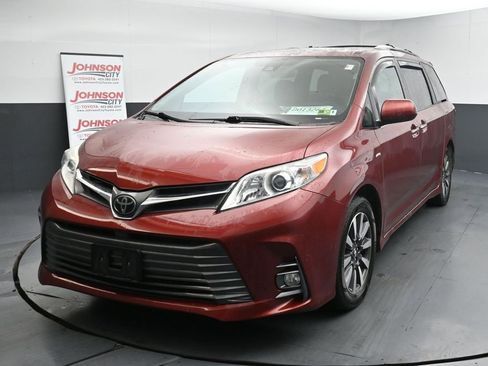 Used 2018 Toyota Sienna XLE image 4