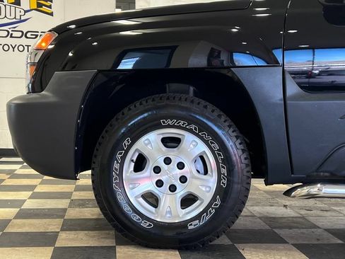 Used 2004 Chevrolet Avalanche Z71 w/ Sun And Sound Package AWD/4WD image 17