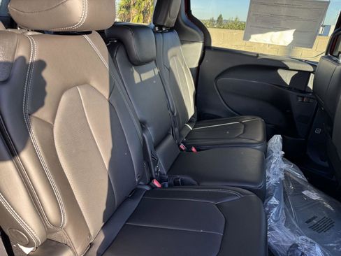 New 2026 Chrysler Pacifica Select image 8