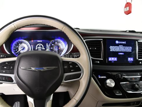 Used 2017 Chrysler Pacifica Limited FWD image 16