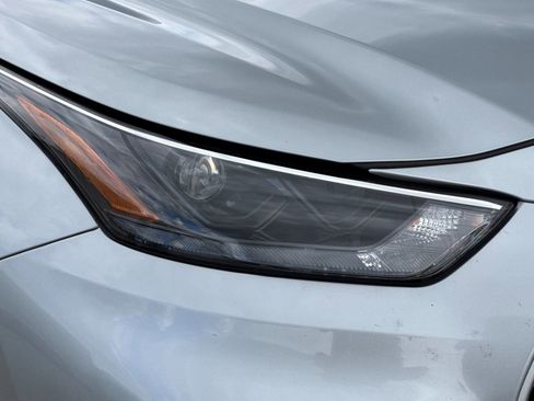 Used 2025 Toyota Highlander LE FWD image 10