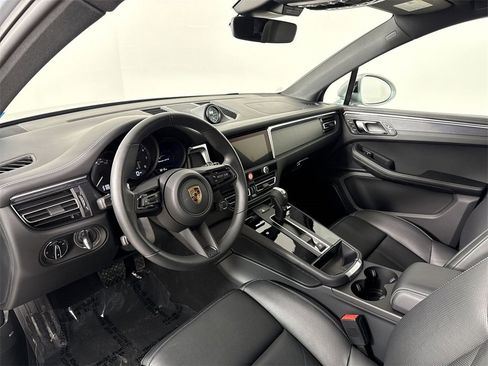 Certified 2025 Porsche Macan GTS image 4
