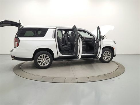 Used 2023 Chevrolet Suburban Premier image 15