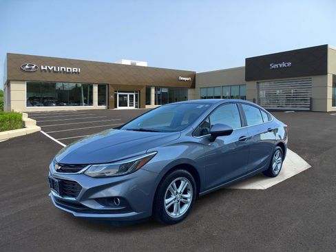 Used 2018 Chevrolet Cruze LT w/ Convenience Package FWD image 1